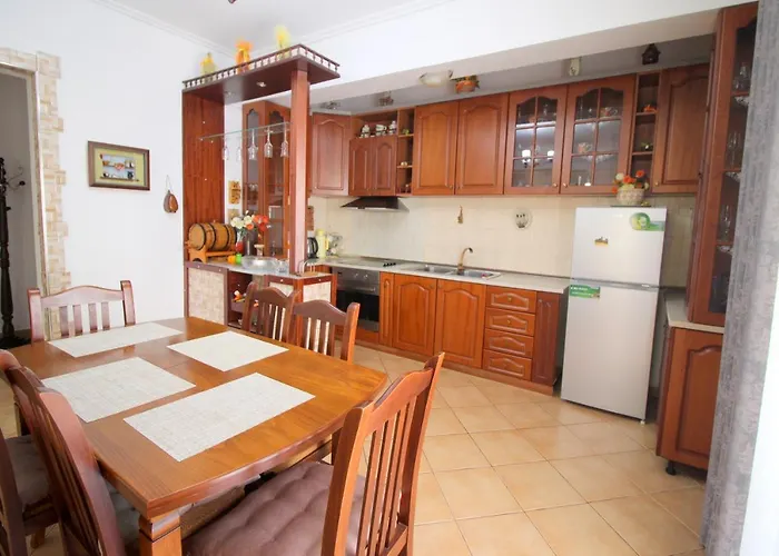 Lengu Holidays Apartment *