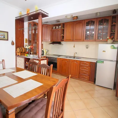 Lengu Holidays Apartament *